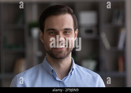 Ritratto di un giovane caucasico sorridente al chiuso Foto Stock