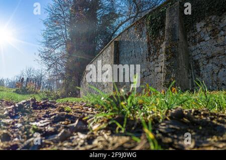 Basso angolo di colpo di tempo / vecchio muro coperto in muschio e splendente attraverso dall'angolo. Foto Stock