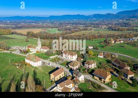 Vista aerea del drone di una piccola città situata di fronte alle possenti alpi. Foto Stock