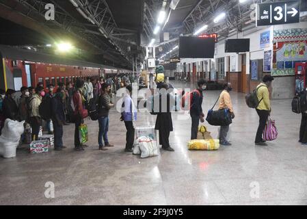 Patna, India. 19 Apr 2021. I migranti provenienti dallo stato indiano Maharashtra aspettano in fila di sottoporsi a test rapidi sull'antigene per una possibile infezione da COVID-19 presso una stazione ferroviaria di Patna, la capitale dello stato orientale indiano di Bihar, il 19 aprile 2021. Il COVID-19 dell'India ha superato il contrassegno di 15-milione, raggiungendo 15,061,919, il lunedì, ha rivelato i dati più recenti liberati dal ministero federale della salute. (UNI via Xinhua) credito: Xinhua / Alamy Live News Foto Stock