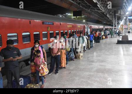 Patna, India. 19 Apr 2021. I migranti provenienti dallo stato indiano Maharashtra aspettano in fila di sottoporsi a test rapidi sull'antigene per una possibile infezione da COVID-19 presso una stazione ferroviaria di Patna, la capitale dello stato orientale indiano di Bihar, il 19 aprile 2021. Il COVID-19 dell'India ha superato il contrassegno di 15-milione, raggiungendo 15,061,919, il lunedì, ha rivelato i dati più recenti liberati dal ministero federale della salute. (UNI via Xinhua) credito: Xinhua / Alamy Live News Foto Stock