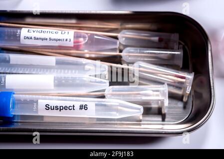 Dettaglio delle provette di campionamento del DNA nelle apparecchiature di laboratorio per analisi forense, immagine concettuale Foto Stock