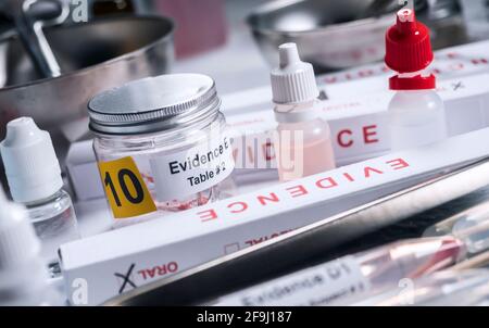 Campione di vetro colorato con sangue in un contenitore di prova, immagine concettuale Foto Stock