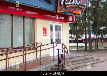 BIELORUSSIA, NOVOPOLOTSK - 17 APRILE 2021: Fascade del salone di comunicazione MTS Foto Stock