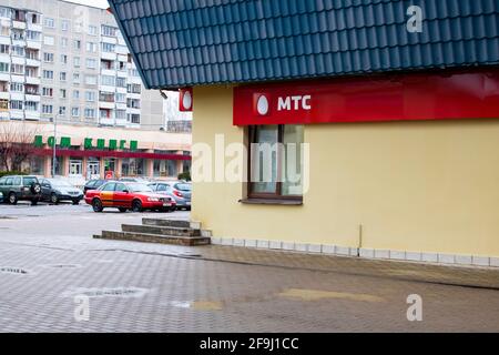 BIELORUSSIA, NOVOPOLOTSK - 17 APRILE 2021: Fascade del salone di comunicazione MTS Foto Stock