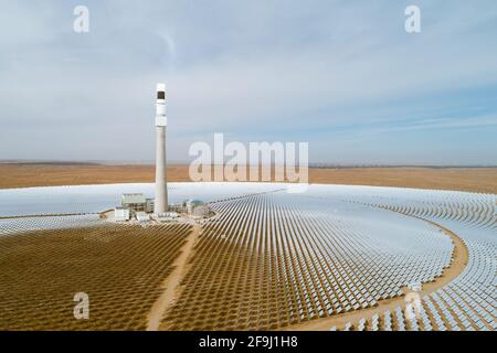 Foto aerea della centrale termica solare Foto Stock