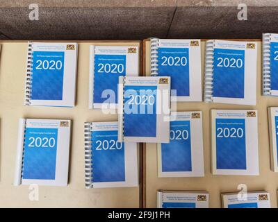 Monaco, Baviera, Germania. 19 Apr 2021. Copie del Verfassungsschutzbericht Bayern 2020 (Ufficio bavarese per la protezione della relazione costituzionale del 2020). Il Verfassungsschutz bavarese (Servizio segreto, Ufficio per la protezione della Costituzione) ha pubblicato il rapporto del 2020 che descrive le minacce allo stato della Baviera e al paese. Nel corso dell'ultimo anno, teorici della cospirazione, estremisti della nuova età e del benessere, estremisti di destra e vari nemici della democrazia hanno assunto un ruolo di primo piano contro lo stato e la società tedeschi, con immagini come l'assestamento del Reichstag An nell'agosto 2020 Foto Stock