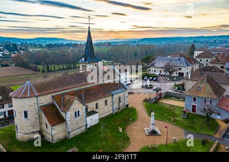 Aereo girato un piccolo bel comune di Francia, Europa Foto Stock