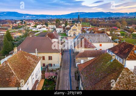 Aereo girato un piccolo bel comune di Francia, Europa Foto Stock