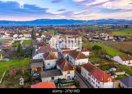 Aereo girato un piccolo bel comune di Francia, Europa Foto Stock