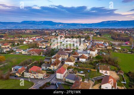 Aereo girato un piccolo bel comune di Francia, Europa Foto Stock