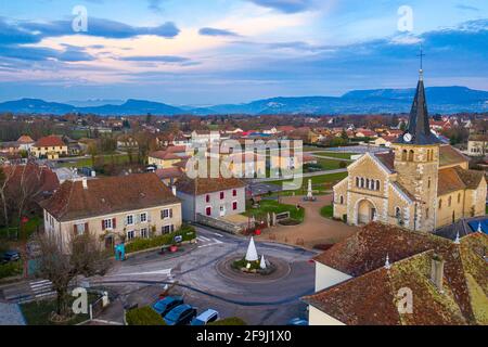Aereo girato un piccolo bel comune di Francia, Europa Foto Stock