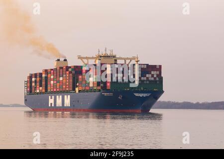 HMM ALGECIRAS, con le sue navi gemelle la più grande nave containers del mondo, gestita dalla Hyundai Merchant Marine, sul fiume Elba in direzione di Amburgo. Foto Stock