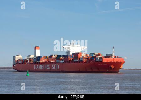REEFER container CAP SAN MARCO, gestito dalla compagnia di navigazione HAMBURG Süd, passando dal porto di Stadersand sul fiume Elba in direzione di Amburgo Foto Stock