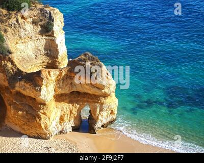 La bellezza del Portogallo - fantastico paradiso spiaggia praia do Camilo a Lagos sulla costa dell'Algarve Foto Stock