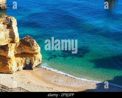 La bellezza del Portogallo - fantastico paradiso spiaggia praia do Camilo a Lagos sulla costa dell'Algarve Foto Stock