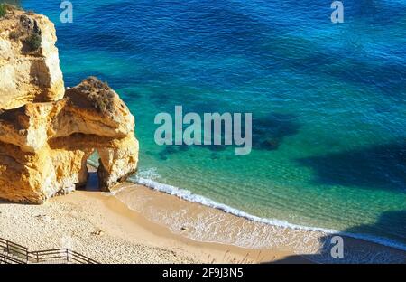 La bellezza del Portogallo - fantastico paradiso spiaggia praia do Camilo a Lagos sulla costa dell'Algarve Foto Stock