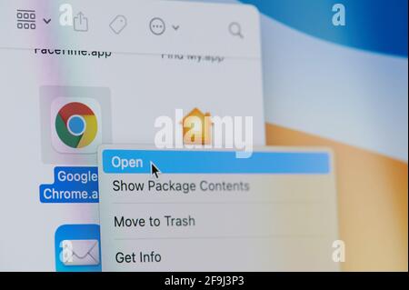 New york, Stati Uniti d'America - 19 aprile 2021: Fare clic e aprire l'app google Chrome sulla vista ravvicinata della macro sullo schermo del portatile Foto Stock