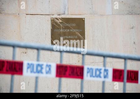 La polizia ceca protegge un'area di fronte alla costruzione dell'Ambasciata della Federazione Russa a Praga, Repubblica Ceca, il 18 aprile 2021. Russo se Foto Stock