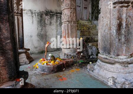 Particolare dello Shri Omkar Mandhata situato sull'isola di Mandhata nel fiume Narmada in Omakareshwar, Madhya Pradesh, India. Foto Stock