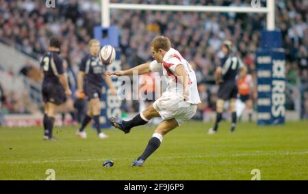 SEI NAZIONI INGHILTERRA V SCOZIA A TWICKENHAM. JONNY WILKINSON PRENDE UN CALCIO DI PUNIZIONE 3/2/2007 FOTO DAVID ASHDOWNRUGBY INGHILTERRA Foto Stock