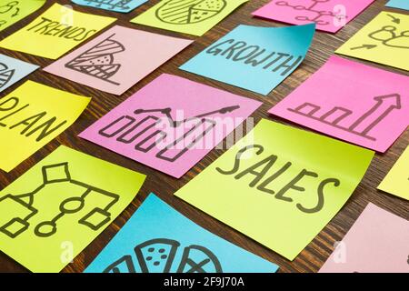 Concetto di crescita delle vendite e di successo aziendale. Fogli con grafici. Foto Stock