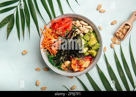 Ciotola hawaiana di gamberi con riso e verdure Foto Stock