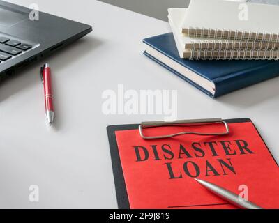 Modulo di prestito per la firma sulla scrivania bianca. Foto Stock