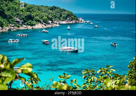Isole Similan, Khaolak, Phang-Nga, Thailandia 18 aprile 2021 stordimento, Vista panoramica sulle acque turchesi del mare delle Andamane alle isole Similan Foto Stock