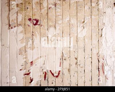 La strada urbana ha un muro invecchiato e uno sfondo grunge con texture. Foto Stock