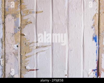 Spazio vuoto con poster strappato sulla parete della grunge. Foto Stock