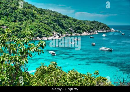 Isole Similan, Khaolak, Phang-Nga, Thailandia 18 aprile 2021 stordimento, Vista panoramica sulle acque turchesi del mare delle Andamane alle isole Similan Foto Stock