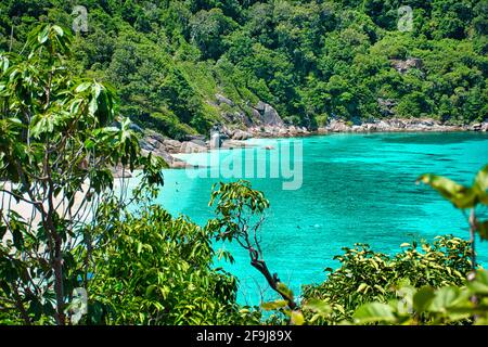 Isole Similan, Khaolak, Phang-Nga, Thailandia 18 aprile 2021 stordimento, Vista panoramica sulle acque turchesi del mare delle Andamane alle isole Similan Foto Stock