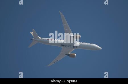 Gulf Air Boeing 787 Dreamliner lascia Londra Heathrow in rotta verso il Bahrain il 19 aprile 2021 in cielo azzurro. Credito: Malcolm Park/Alamy. Foto Stock