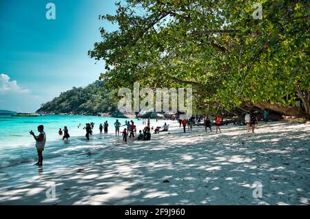 Isole Similan, Khaolak, Phang-Nga, Thailandia 18 aprile 2021 stordimento, Vista panoramica sulle acque turchesi del mare delle Andamane alle isole Similan Foto Stock