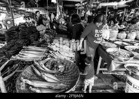 Pesce Essiccato In Vendita Nel Mercato Del Pesce Di Psar Nath, Battambang, Cambogia. Foto Stock