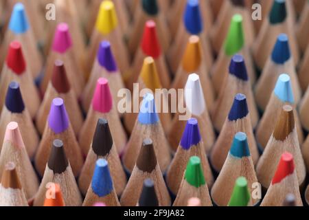 Closeup di molte matite di legno affilate multicolore Foto Stock