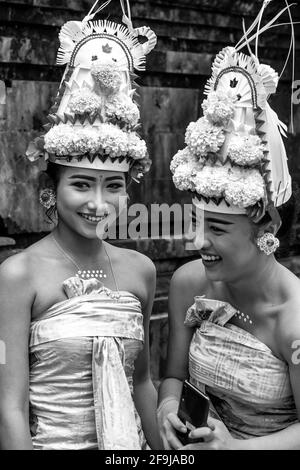 Happy Young Balinese Hindu Women alla cerimonia di Batara Turun Kabeh, al tempio di Besakih, Bali, Indonesia. Foto Stock