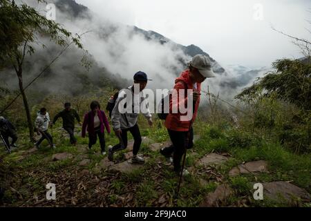 Yingjing, provincia cinese del Sichuan. 18 Apr 2021. Gli escursionisti camminano lungo una sezione di un'antica strada del Tea Horse di Daxiangling nella Contea di Yingjing, nella provincia sudoccidentale del Sichuan, il 18 aprile 2021. La Contea di Yingjing ha cercato di promuovere la sua industria turistica sfruttando le sue ricche risorse forestali. Credit: Jiang Hongjing/Xinhua/Alamy Live News Foto Stock