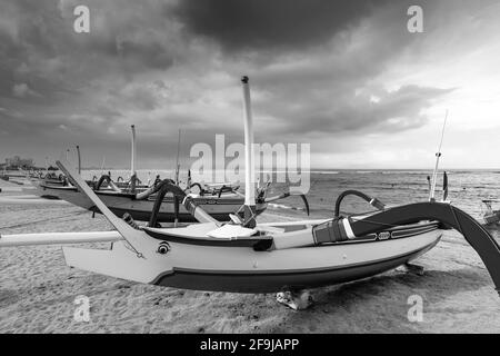 Barche tradizionali Jukung sulla spiaggia di Sanur, Bali, Indonesia. Foto Stock