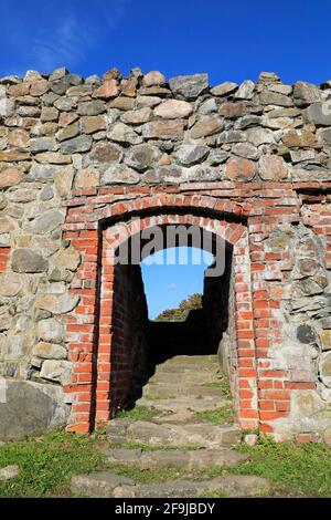 Porta nelle rovine del castello vescovile di Kuusisto sull'isola di Kuusisto, Kaarina, Finlandia. Il vescovo Magnus II Tavast, 1412–1450, costruì la maggior parte del castello. Foto Stock