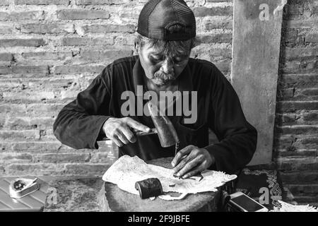 Una tradizionale macchina per la creazione di burattini in pelle, Yogyakarta, Java, Indonesia. Foto Stock