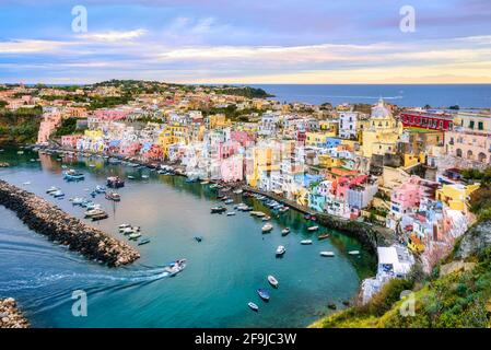 Isola di Procida, Napoli, Italia, case colorate nel porto di Marina di Corricella in drammatica luce alba Foto Stock