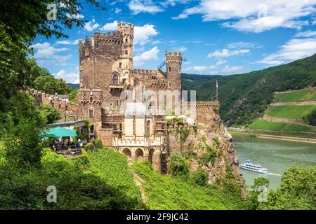 Castello storico di Burg Rheinstein, uno dei castelli più famosi del Reno in Germania Foto Stock