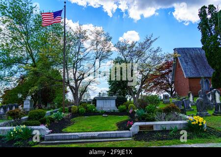 Lancaster, PA, USA - 18 aprile 2021: Gravesite di James Buchanan, il 15 ° presidente degli Stati Uniti, si trova nel Woodward Hill Cemetery. Foto Stock