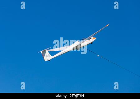 Alexander Schleicher ASK21 velista da addestramento a due posti del verricello RAFGSA si lancia in un cielo blu chiaro. Foto Stock