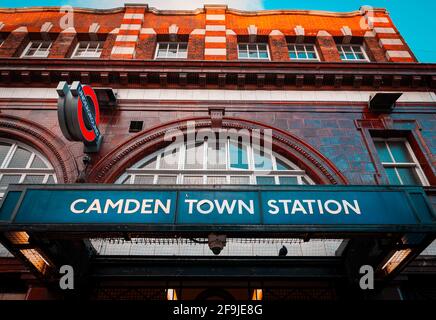 Ingresso alla stazione della metropolitana di Camden Town, Camden Town, Londra, Inghilterra Foto Stock