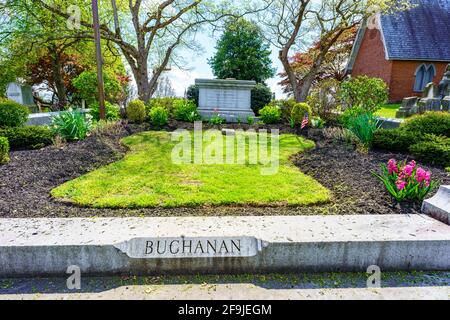 Lancaster, PA, USA - 18 aprile 2021: Gravesite di James Buchanan, il 15 ° presidente degli Stati Uniti, si trova nel Woodward Hill Cemetery. Foto Stock