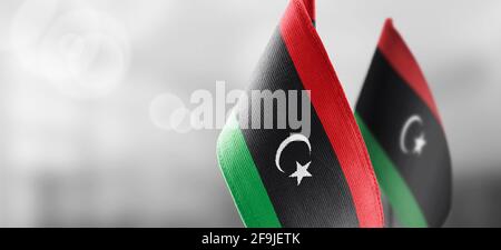 Piccole bandiere nazionali della Libia su una leggera offuscata sfondo Foto Stock