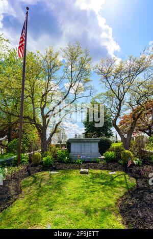 Lancaster, PA, USA - 18 aprile 2021: Gravesite di James Buchanan, il 15 ° presidente degli Stati Uniti, si trova nel Woodward Hill Cemetery. Foto Stock